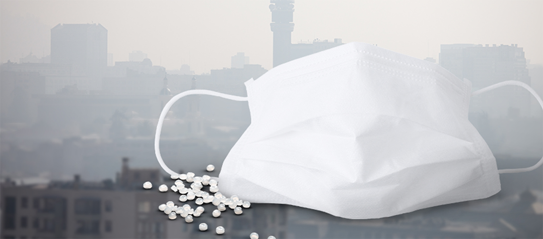 회색빛 도시를 배경으로 마스크가 놓여져 있는 이미지 PP Polypropylene LG화학 석유화학 특화된 용도에 맞는 제품 생산